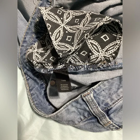 White House Black Market Blanc Light Wash Capri Jeans Size 4 - Picture 5 of 11